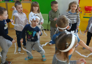 Dzieci tańczą z paskiem bibuły